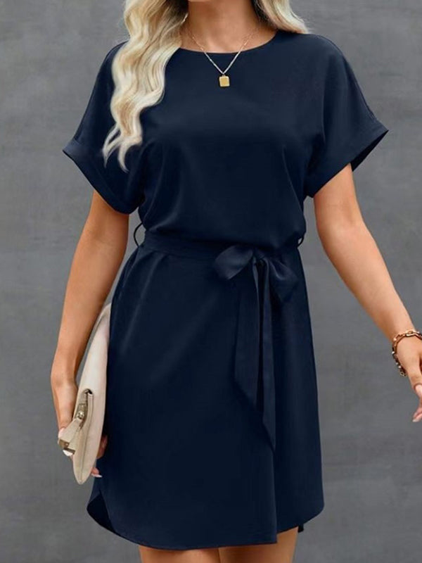 Robe courte ample à manches courtes, à taille nouée, à col rond, couleur unie