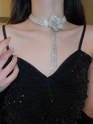 Collier en forme de fleur, à strass, à pompons