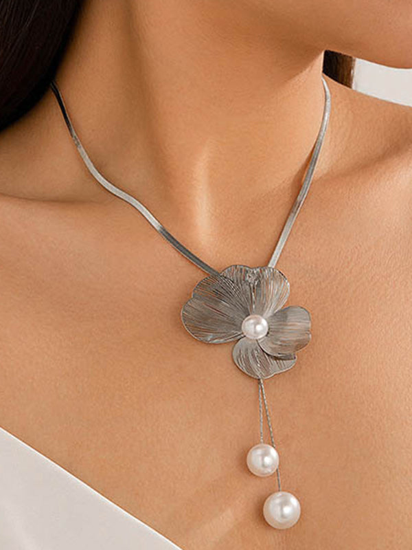 Parure collier et boucles d'oreilles perlée en forme de fleur