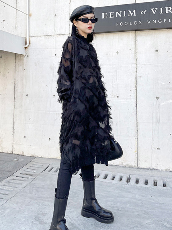 Robe mi-longue asymétrique transparente à coupe irrégulière, à manches longues, en résille, à poches, à empiècements, à pompons, à col montant, couleur unie