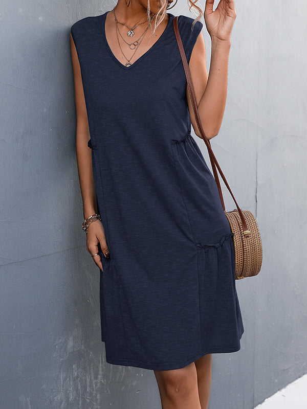 Robe mi-longue ample plissée coupe trapèze, à empiècements, à col en V, couleur unie