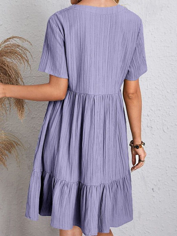 Robe courte ample plissée coupe trapèze, à empiècements, à col en V, couleur unie