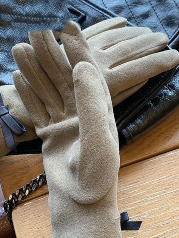 Gants à empiècements ornés d'un nœud