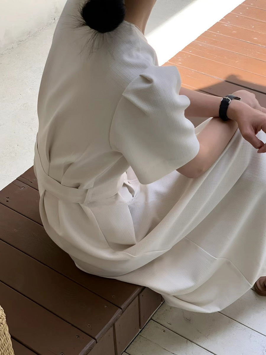 Robe mi-longue ample boutonnée coupe trapèze, à empiècements, à taille nouée, à col en V, couleur unie