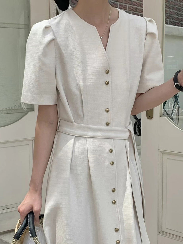Robe mi-longue ample boutonnée coupe trapèze, à empiècements, à taille nouée, à col en V, couleur unie