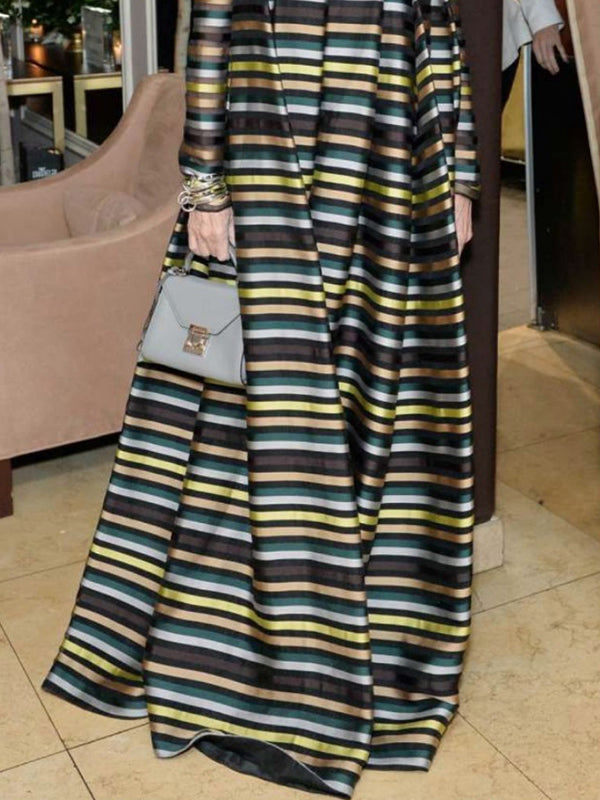 Robe longue ample multicolore plissée rayée à manches longues, à col haut