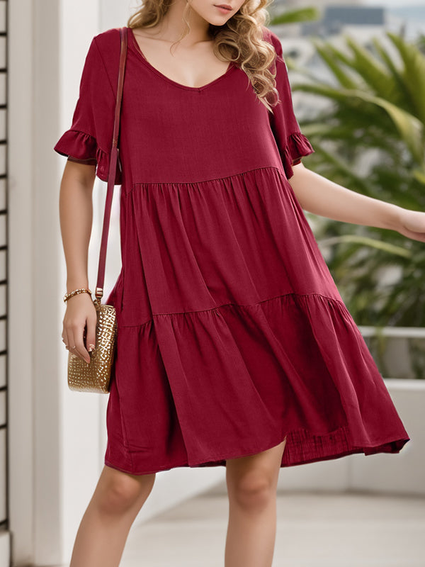 Robe courte plissée volantée coupe trapèze, à manches évasées, à poches, à empiècements, à col rond, couleur unie