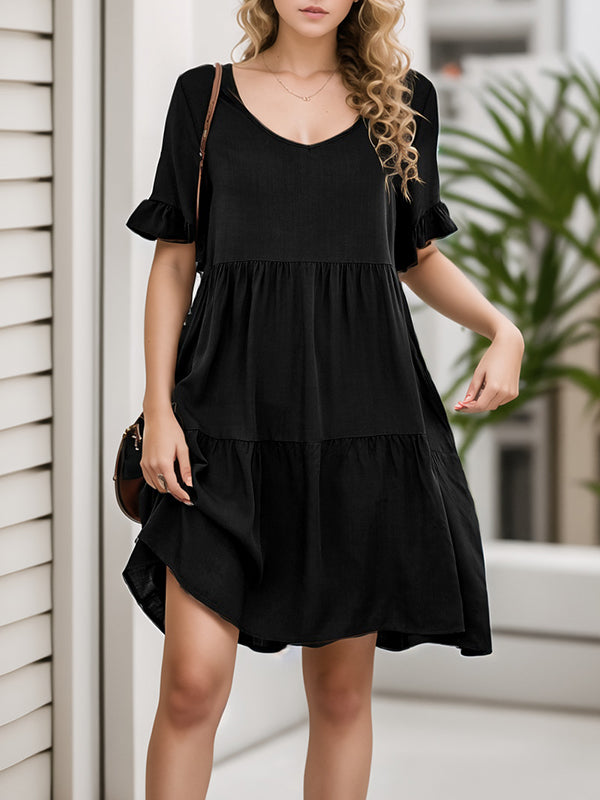 Robe courte plissée volantée coupe trapèze, à manches évasées, à poches, à empiècements, à col rond, couleur unie