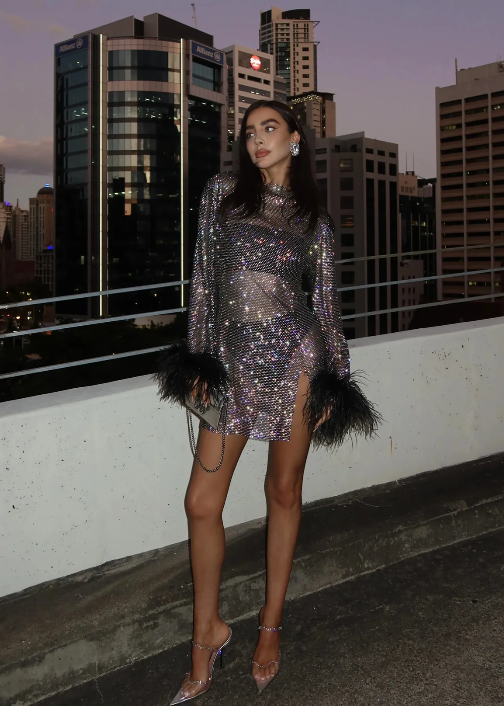 ODESSA | Robe mini métallique avec des poignets transparents et des plumes