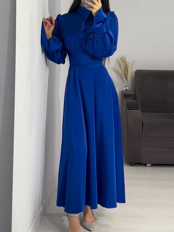 Robe longue plissée coupe trapèze, à manches longues, à taille nouée, à fermeture éclair, à col cheminée, couleur unie