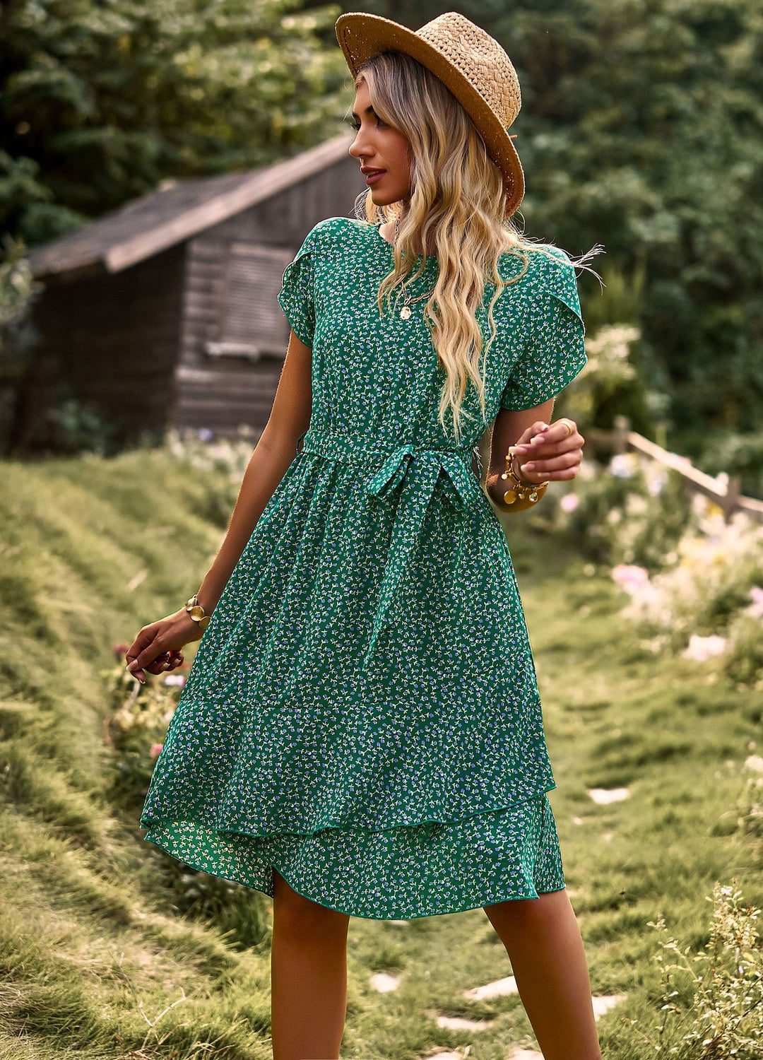 Emily – robe mini verte à manches courtes avec des pois
