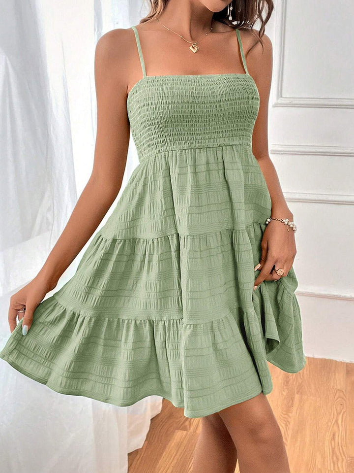 Robe courte plissée à taille élastique, taille haute, à empiècements, à fines bretelles, couleur unie
