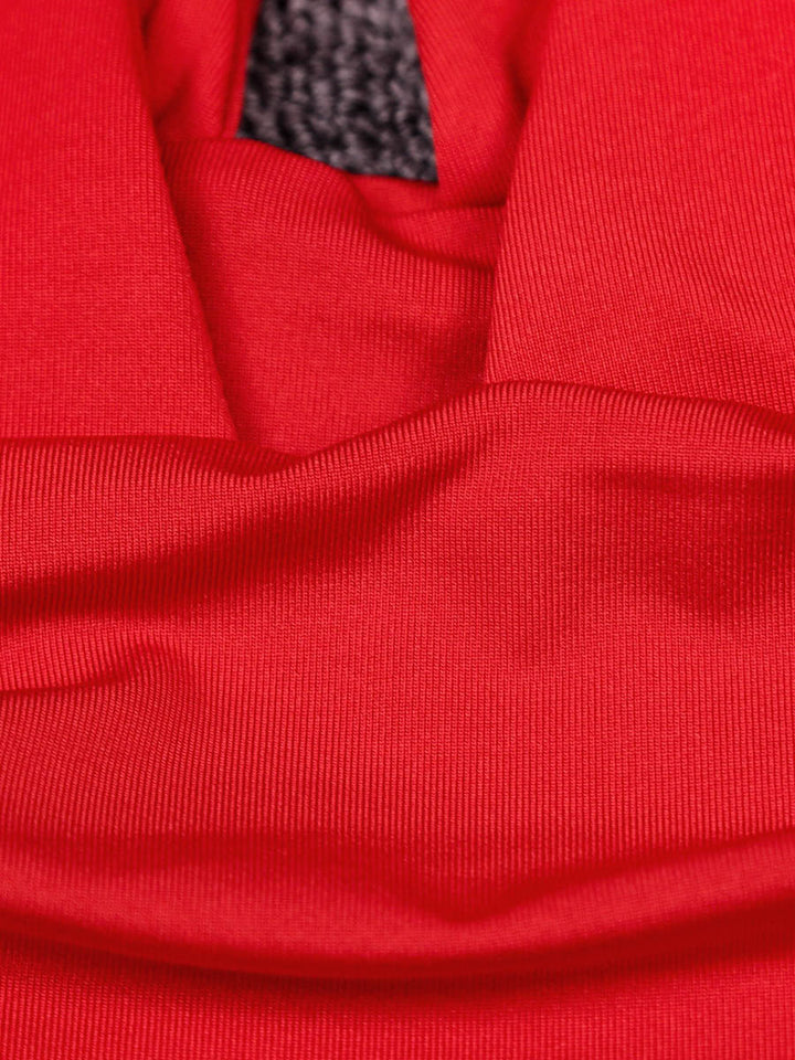 Robe courte plissée coupe trapèze, à taille élastique, dos nu, à empiècements, à décolleté en V profond, couleur unie