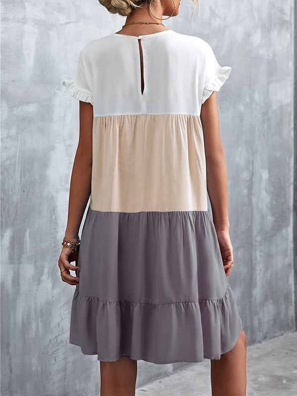 Robe courte ample plissée à manches volantées, à falbalas, à empiècements, à col rond, couleur contrastée