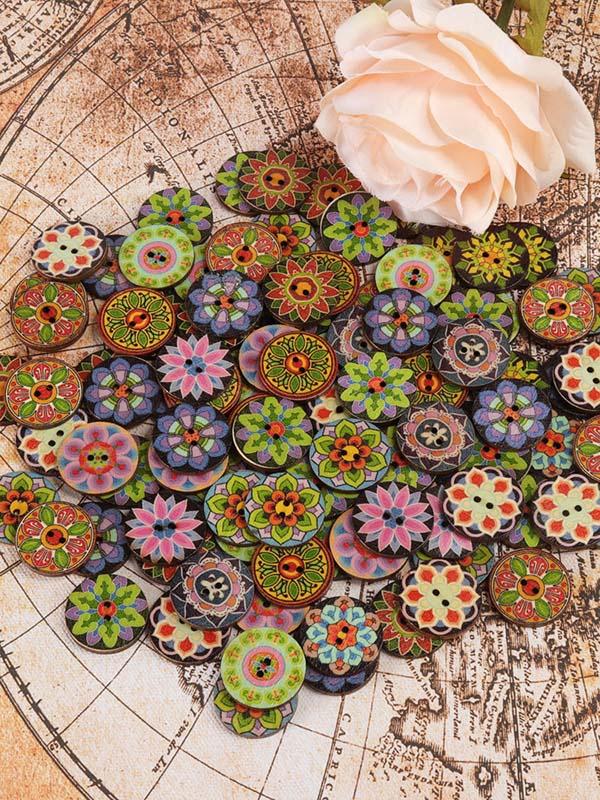 Environ 100 boutons ronds imprimés multicolores.