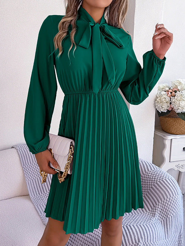 Robe courte ample plissée nouée à manches longues, à col cheminée, couleur unie