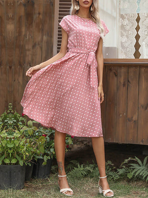 Robe mi-longue boutonnée plissée coupe trapèze, à mancherons, à pois, à empiècements, à taille nouée, à col rond, couleur contrastée