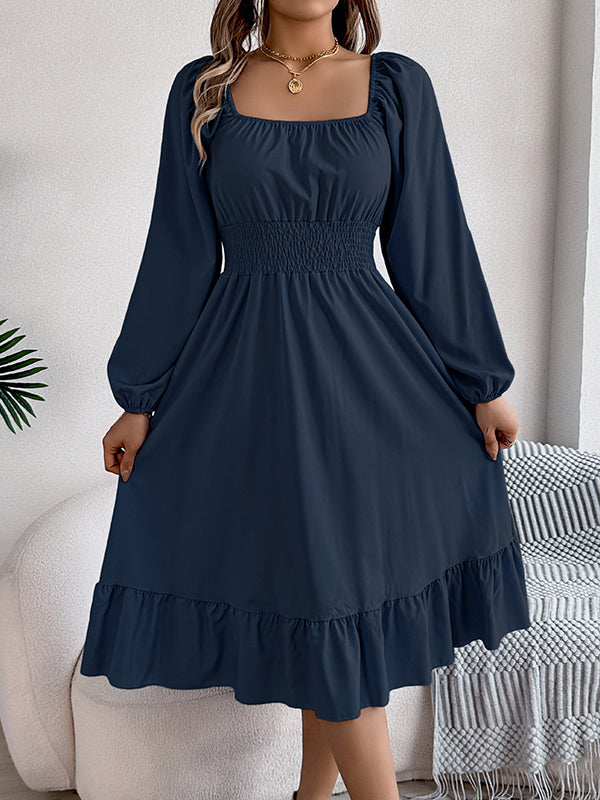 Robe mi-longue plissée volantée coupe trapèze, à taille élastique, à col carré, couleur unie