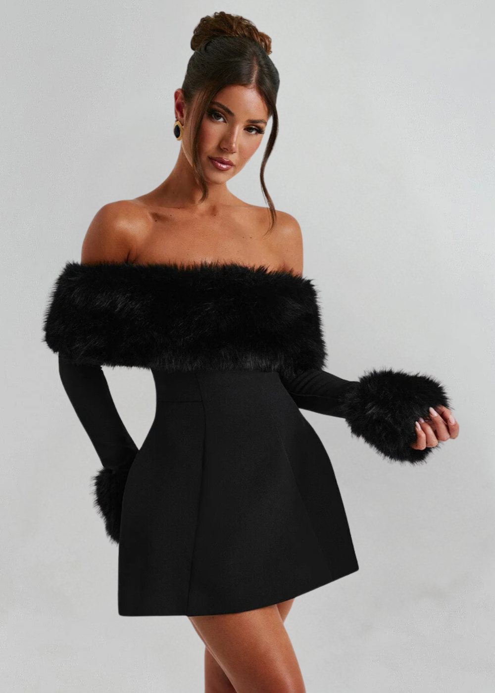 Selina | Robe Minikleid Off-Shoulder avec Manches en Fourrure