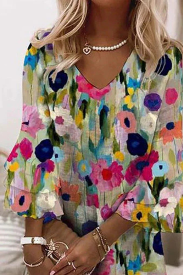Tabitha – Robe courte avec décolleté en V et motif floral romantique