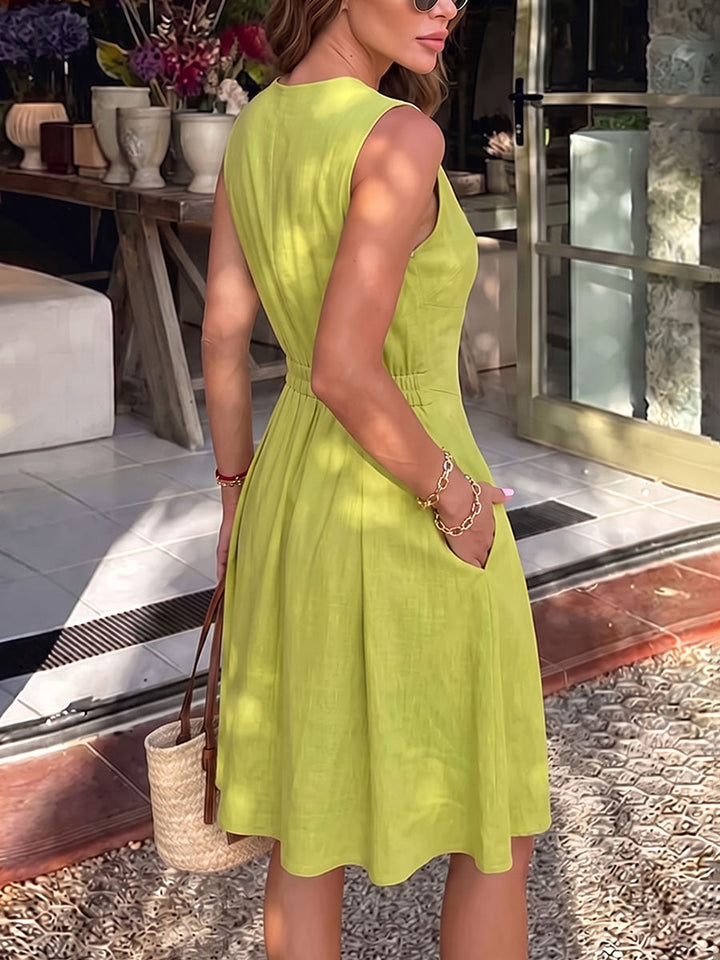 Robe courte plissée coupe trapèze, sans manches, à poches, à fermeture éclair, à col rond, couleur unie