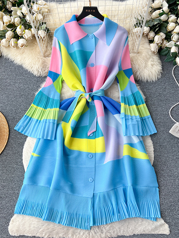 Robe mi-longue ample plissée à manches évasées, avec ceinture, couleur contrastée
