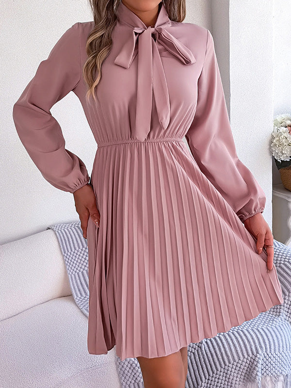 Robe courte ample plissée nouée à manches longues, à col cheminée, couleur unie