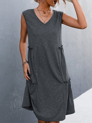 Robe mi-longue ample plissée coupe trapèze, à empiècements, à col en V, couleur unie