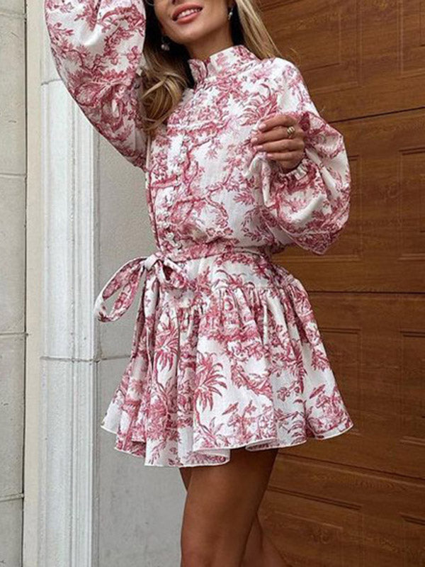 Robe courte ample plissée imprimée à manches bouffantes, à empiècements, à taille nouée, à col montant