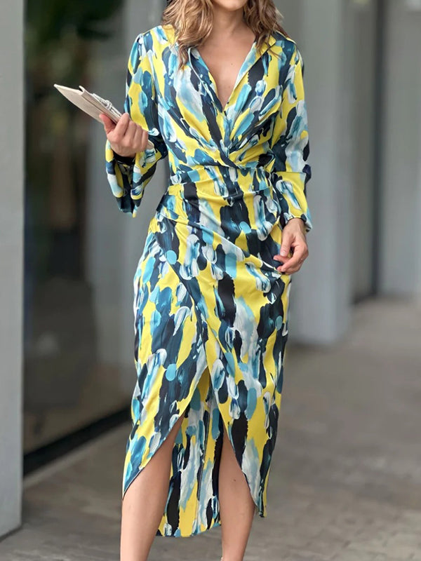Robe mi-longue asymétrique plissée imprimée taille haute, à manches longues, à empiècements, à décolleté en V profond