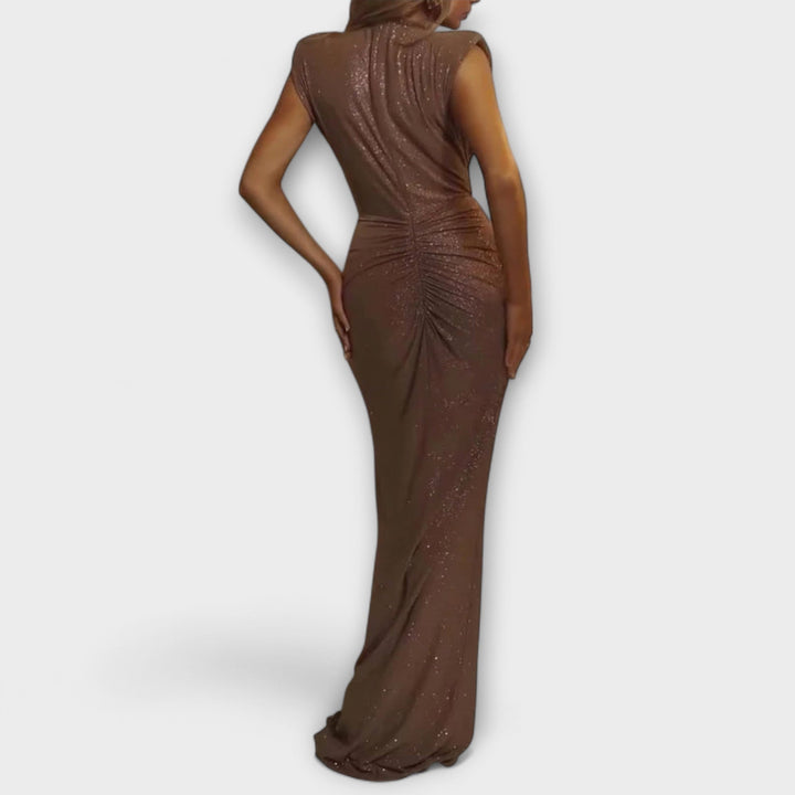 "Thea - Robe maxi avec décolleté en V profond" pourrait être réécrit comme "Thea - Élégante robe maxi avec un décolleté en V séduisant".