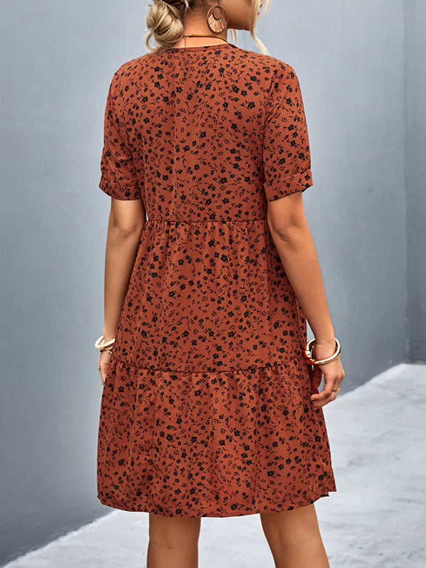 Robe courte à manches courtes, à imprimé floral, à empiècements, à col en V