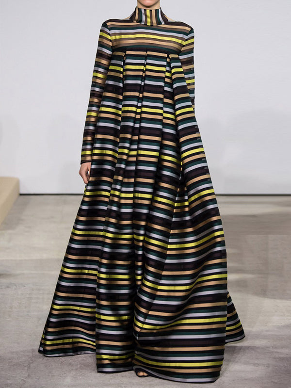 Robe longue ample multicolore plissée rayée à manches longues, à col haut