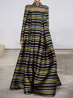 Robe longue ample multicolore plissée rayée à manches longues, à col haut