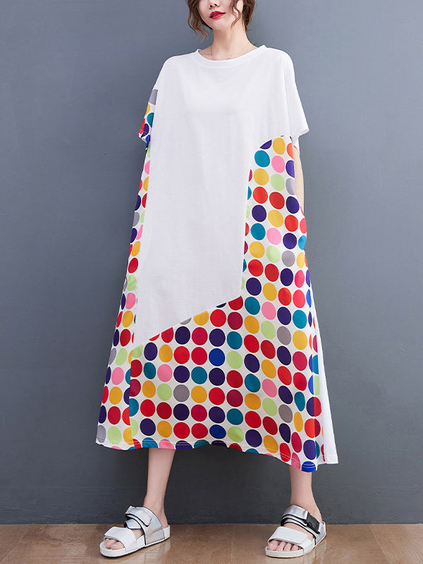 Robe mi-longue ample multicolore à manches courtes, à pois, à empiècements, à col rond