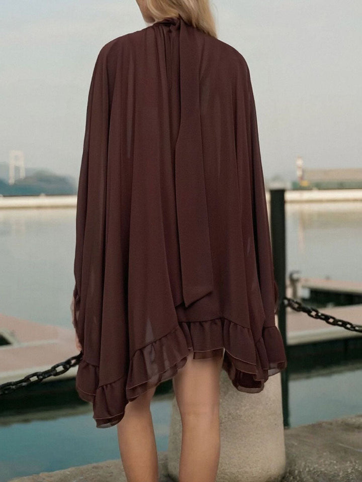 Robe courte ensemble deux pièces plissée volantée nouée taille haute, sans manches, à empiècements, à col cheminée, couleur unie