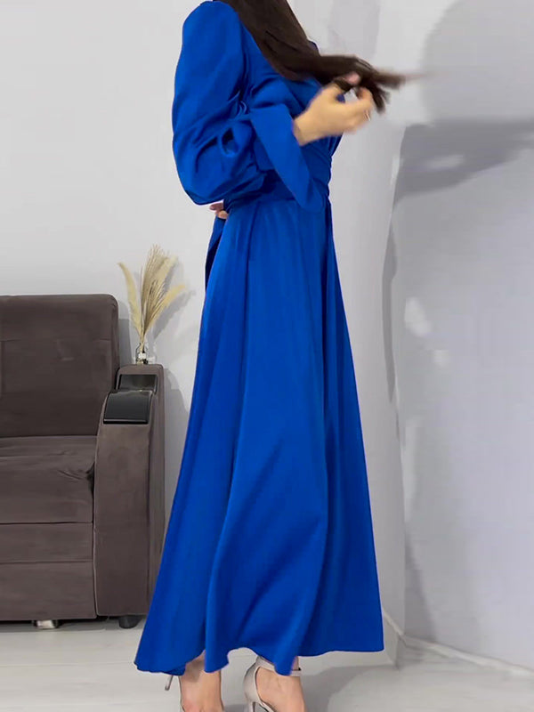 Robe longue plissée coupe trapèze, à manches longues, à taille nouée, à fermeture éclair, à col cheminée, couleur unie