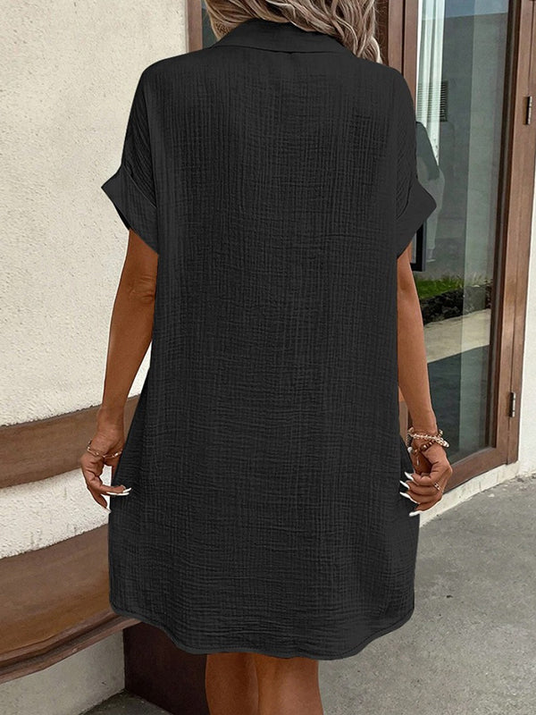 Robe chemise ample plissée à manches courtes, à empiècements, à col revers