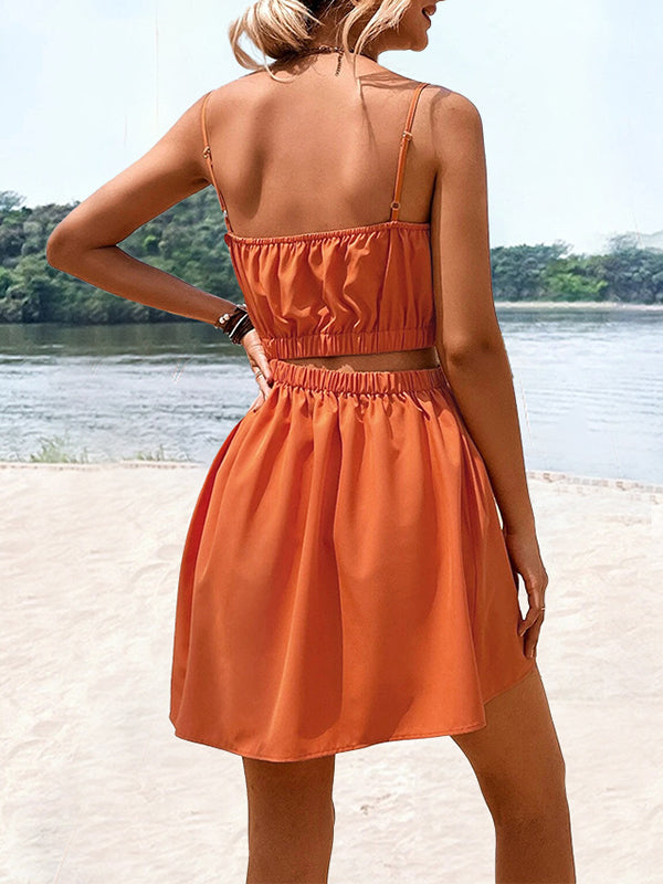 Robe courte ample ajourée coupe trapèze, à taille élastique, à empiècements, à fines bretelles, couleur unie