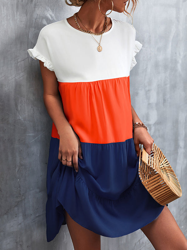 Robe courte ample plissée à manches volantées, à falbalas, à empiècements, à col rond, couleur contrastée