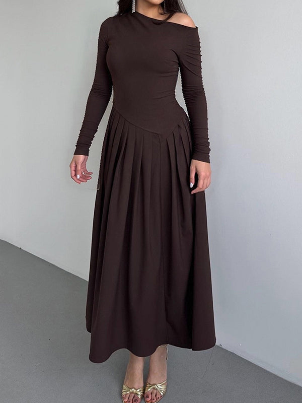 Robe longue moulante asymétrique plissée coupe trapèze, à empiècements, asymétrique à une épaule, couleur unie