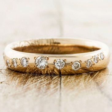Bague ornée de diamants scintillants en or ancien