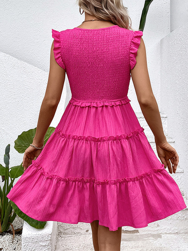 Robe courte ample sans manches, à bordure volantée, à empiècements, à décolleté en V profond, couleur unie
