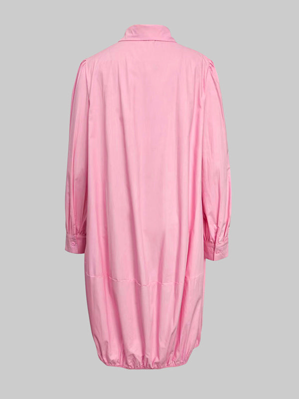 Robe mi-longue ample boutonnée plissée à manches longues, à poches, à col revers, couleur unie