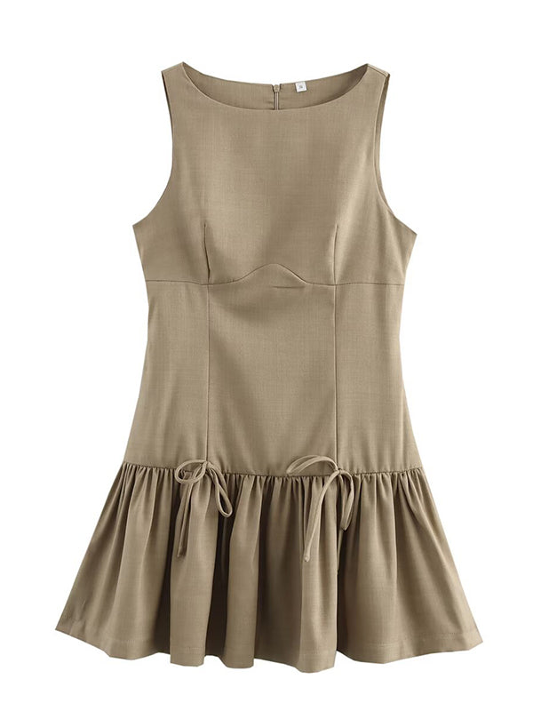 Robe courte ample plissée coupe trapèze, à empiècements, à fermeture éclair, à col rond, couleur unie