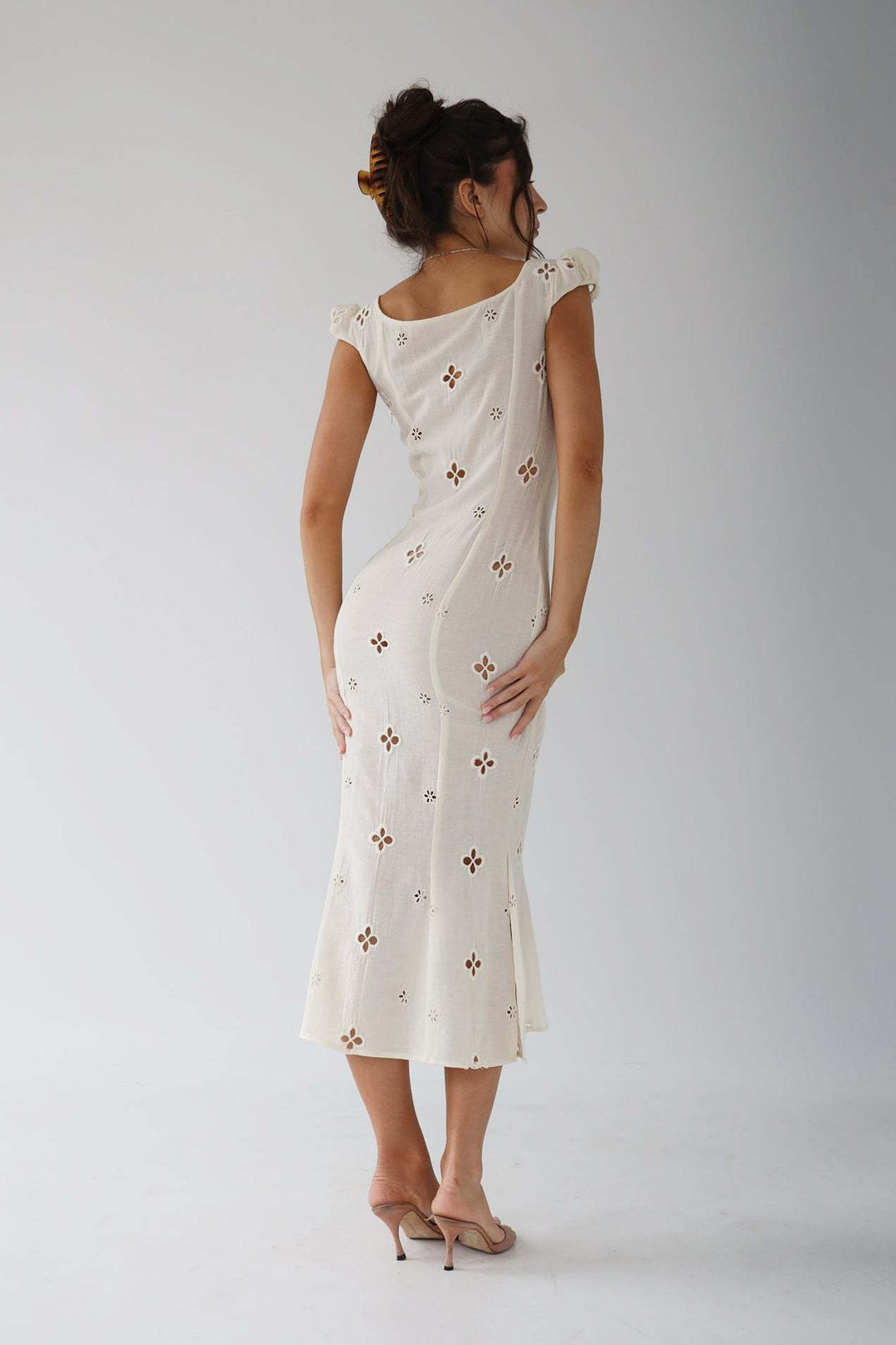 Bianca - Robe midi blanche brodée avec découpes