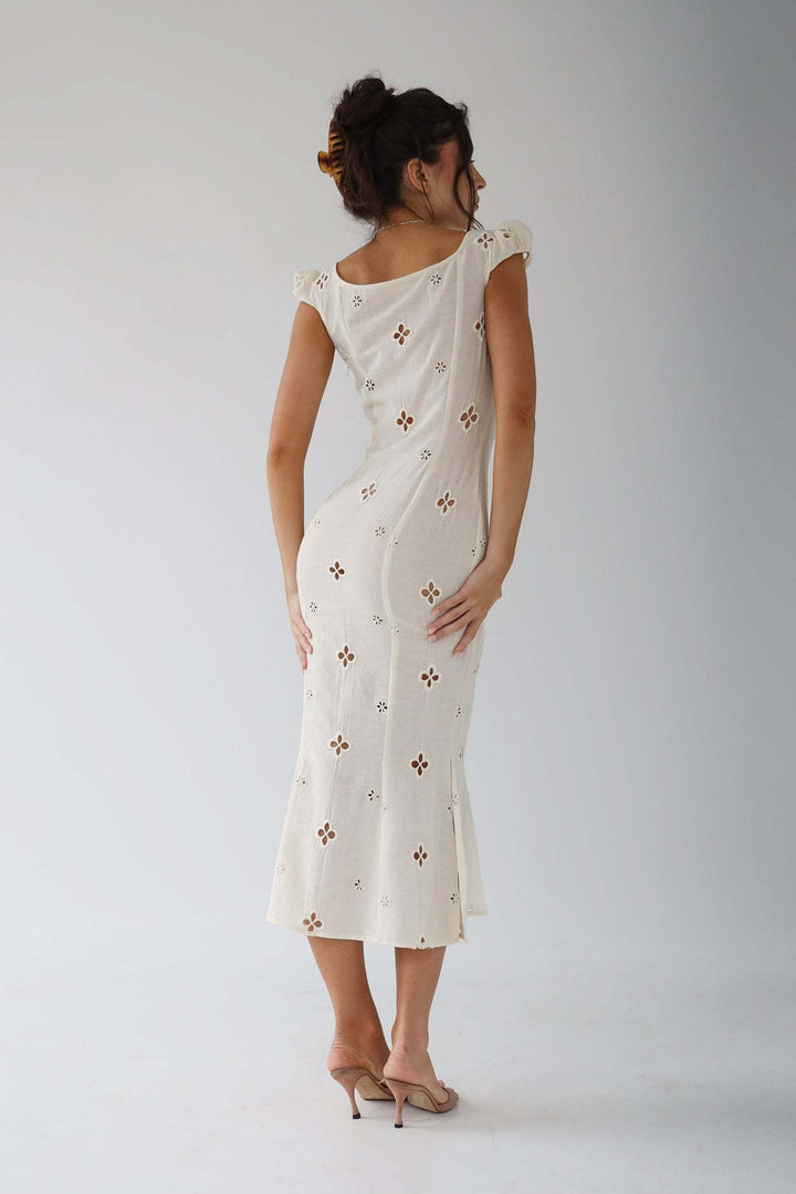 Bianca - Robe midi blanche brodée avec découpes