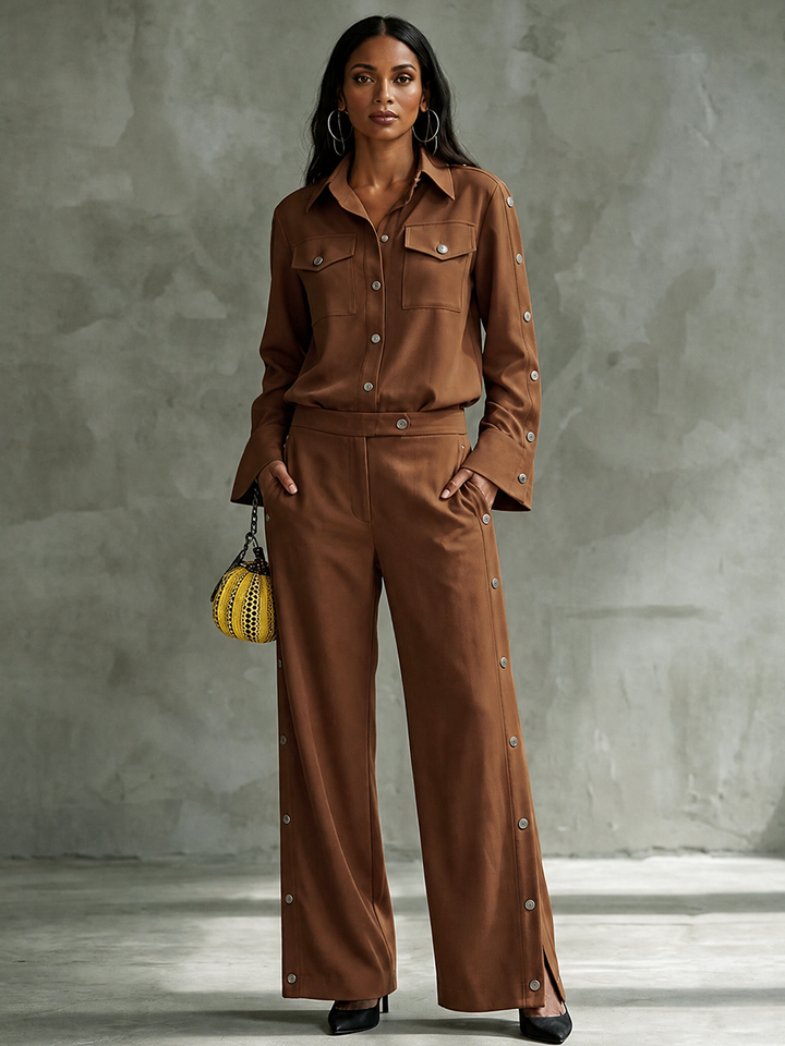 Ensemble deux pièces : chemisier boutonné à manches longues, à col revers, à poches, couleur unie + pantalon boutonné taille haute, à poches, à jambes larges