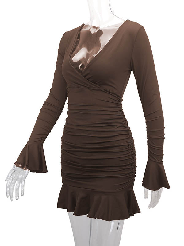 Robe mi-longue moulante plissée volantée à taille élastique, à empiècements, à col en V, couleur unie
