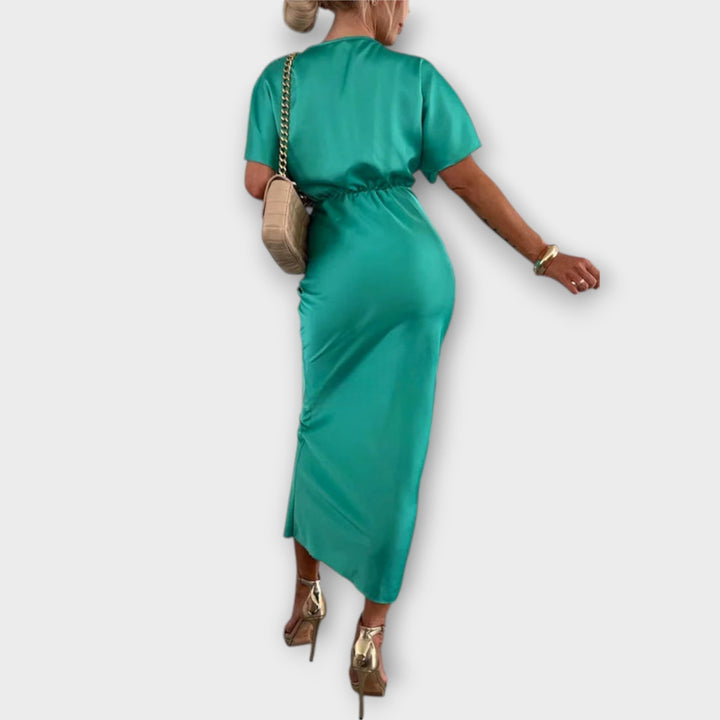 Sable - Robe maxi à décolleté en V avec nœud croisé et coupe ajustée en satin de haute qualité